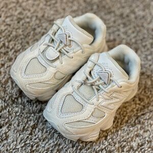New Balance Kids Sneakers in Off-White